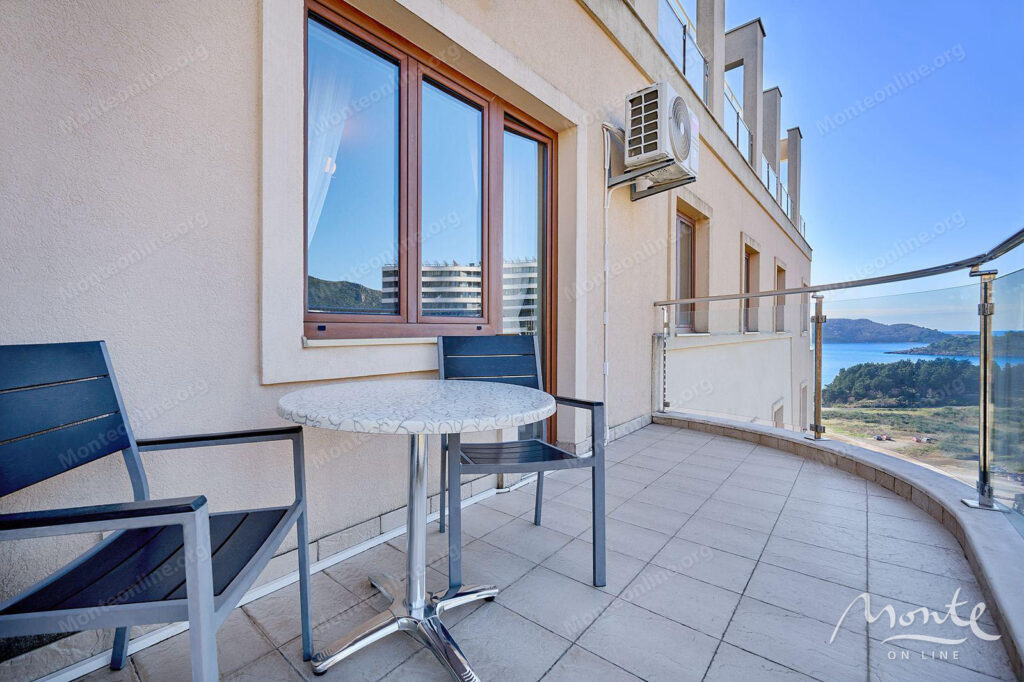 prostornaya kvartira s terrasoj i vidom na more belvedere residence bechichi 08