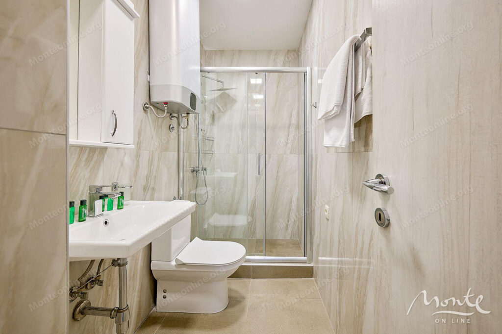 prostornaya kvartira s terrasoj i vidom na more belvedere residence bechichi 09