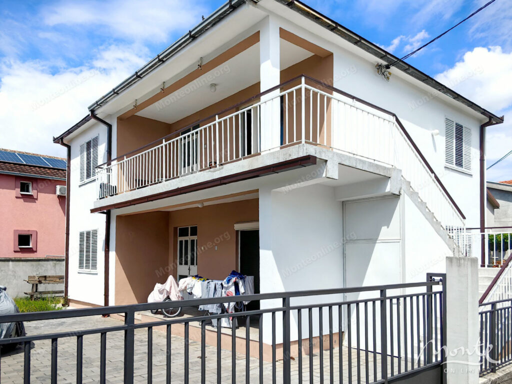 prostornyj dom v spokojnom zelenom rajone toloshi podgoricza 01