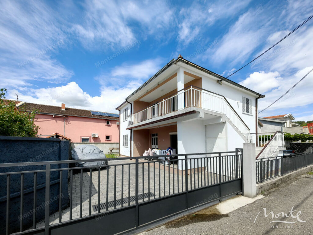 prostornyj dom v spokojnom zelenom rajone toloshi podgoricza 02