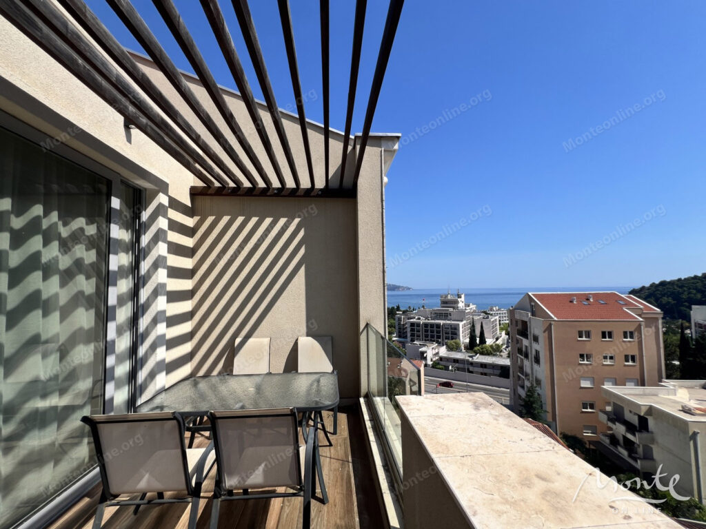 prostornyj penthaus s 2 spalnyami tremya terrasami i garazhom v bechichi 01