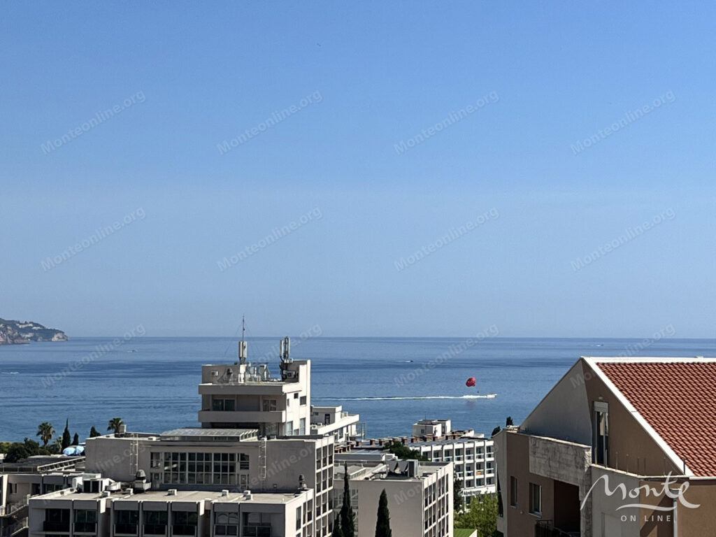 prostornyj penthaus s 2 spalnyami tremya terrasami i garazhom v bechichi 02