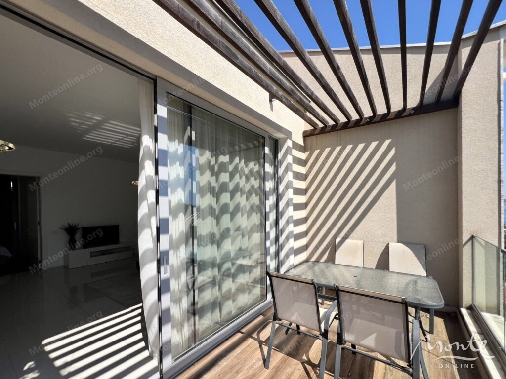 prostornyj penthaus s 2 spalnyami tremya terrasami i garazhom v bechichi 03