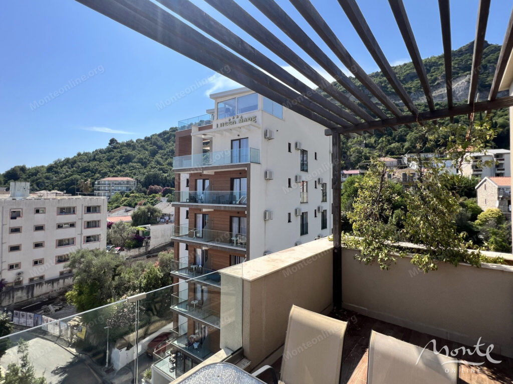 prostornyj penthaus s 2 spalnyami tremya terrasami i garazhom v bechichi 04