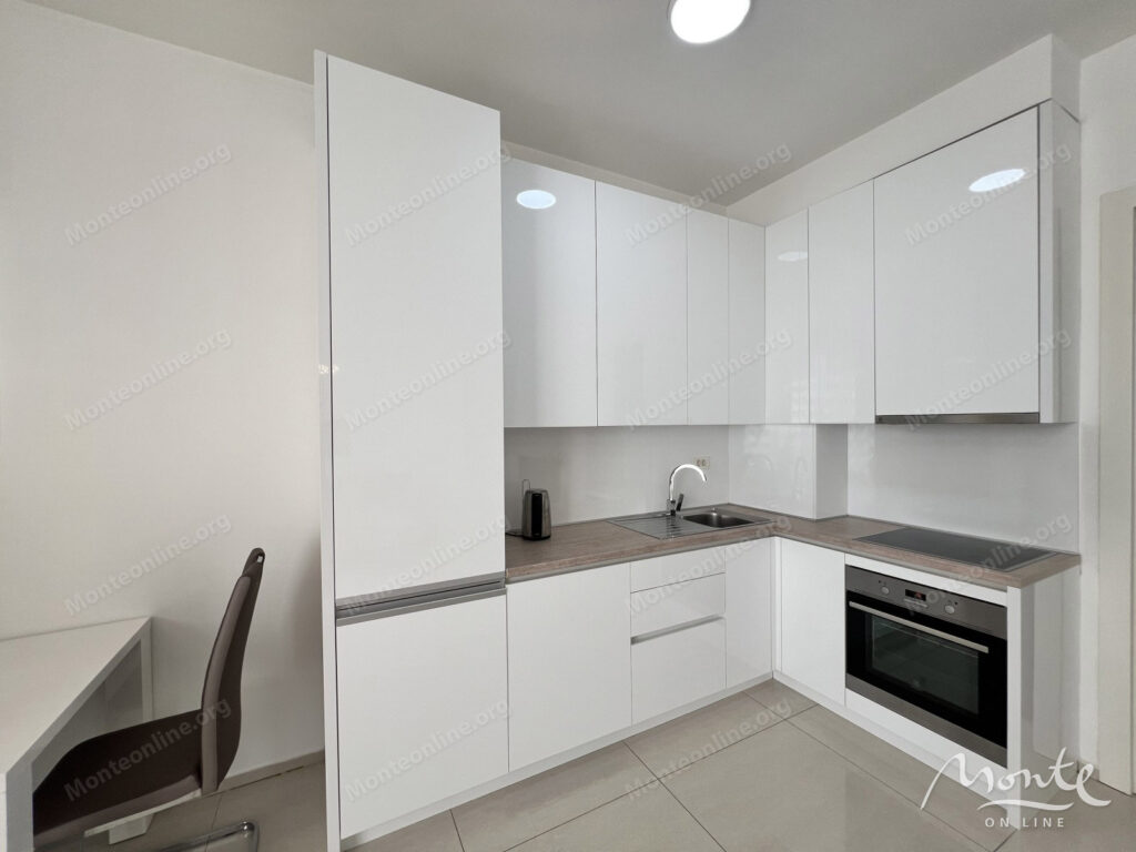 prostornyj penthaus s 2 spalnyami tremya terrasami i garazhom v bechichi 08