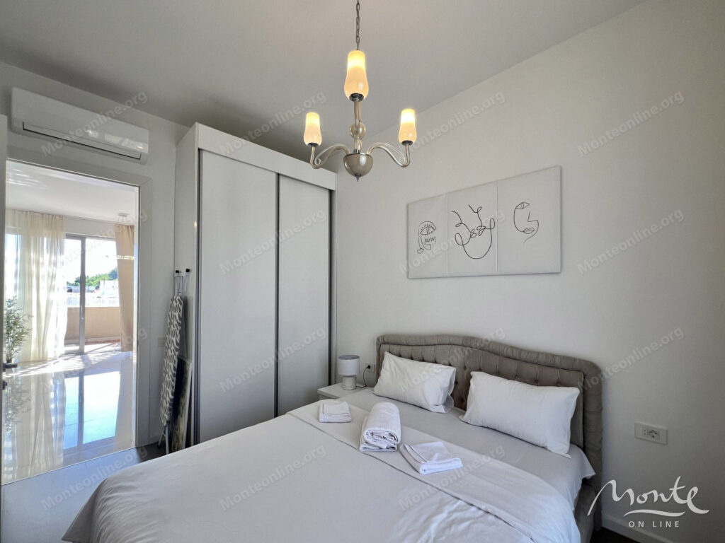 prostornyj penthaus s 2 spalnyami tremya terrasami i garazhom v bechichi 13