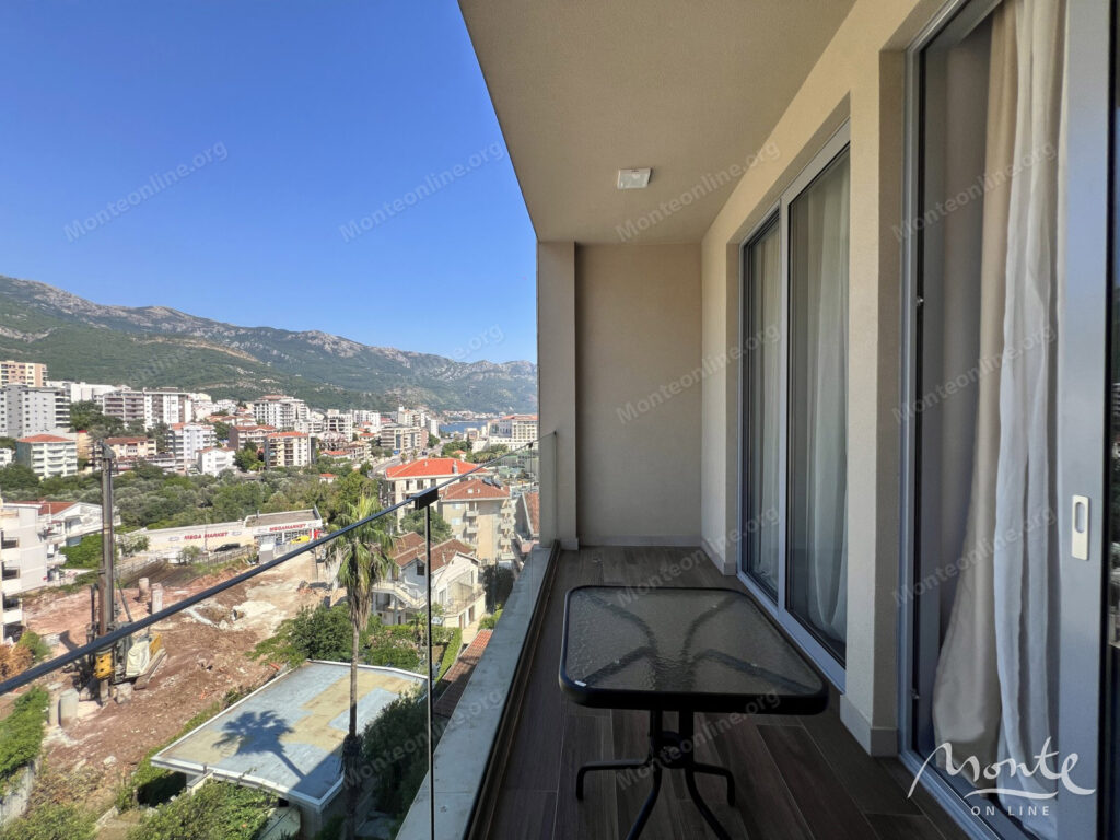 prostornyj penthaus s 2 spalnyami tremya terrasami i garazhom v bechichi 16