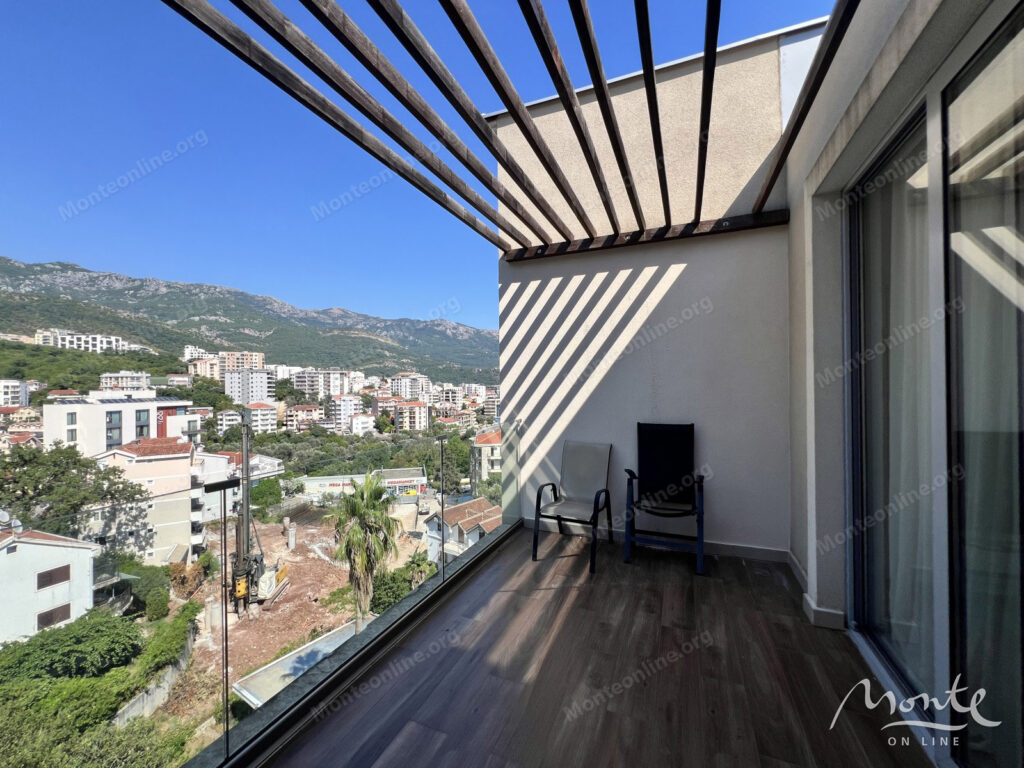 prostornyj penthaus s 2 spalnyami tremya terrasami i garazhom v bechichi 18