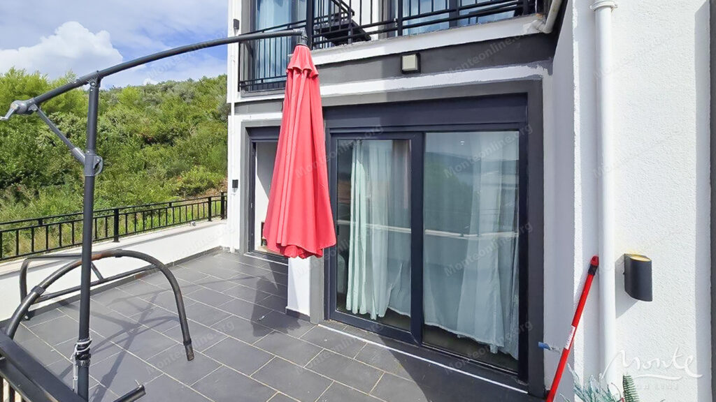 semejnaya kvartira s dvumya spalnyami terrasoj i bassejnom tivat kava 09