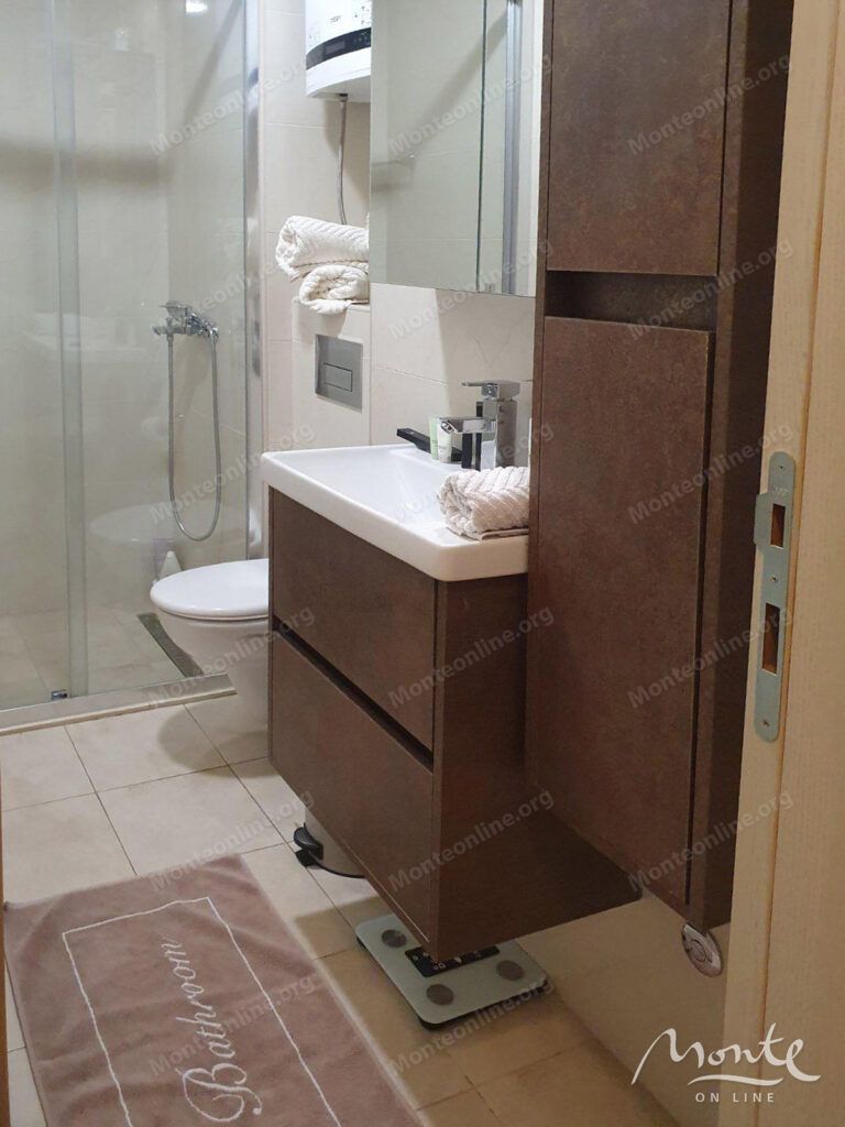 sovremennaya 2 spalnaya kvartira s terrasoj v budve 14