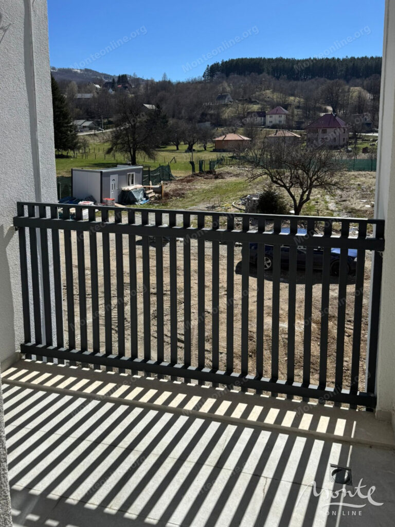 svetlyj 1 spalnyj apartament s dvumya prostornymi balkonami v kolashine 08