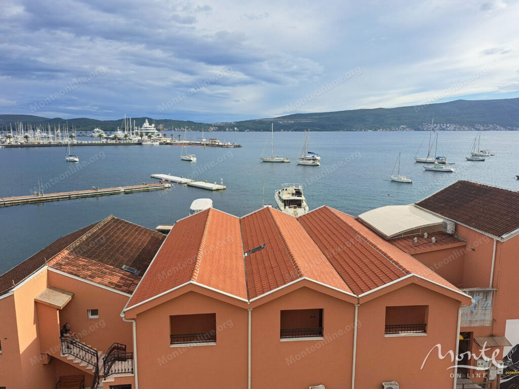 tivat pervaya liniya kvartira s 3 spalnyami i vidom na porto montenegro 01