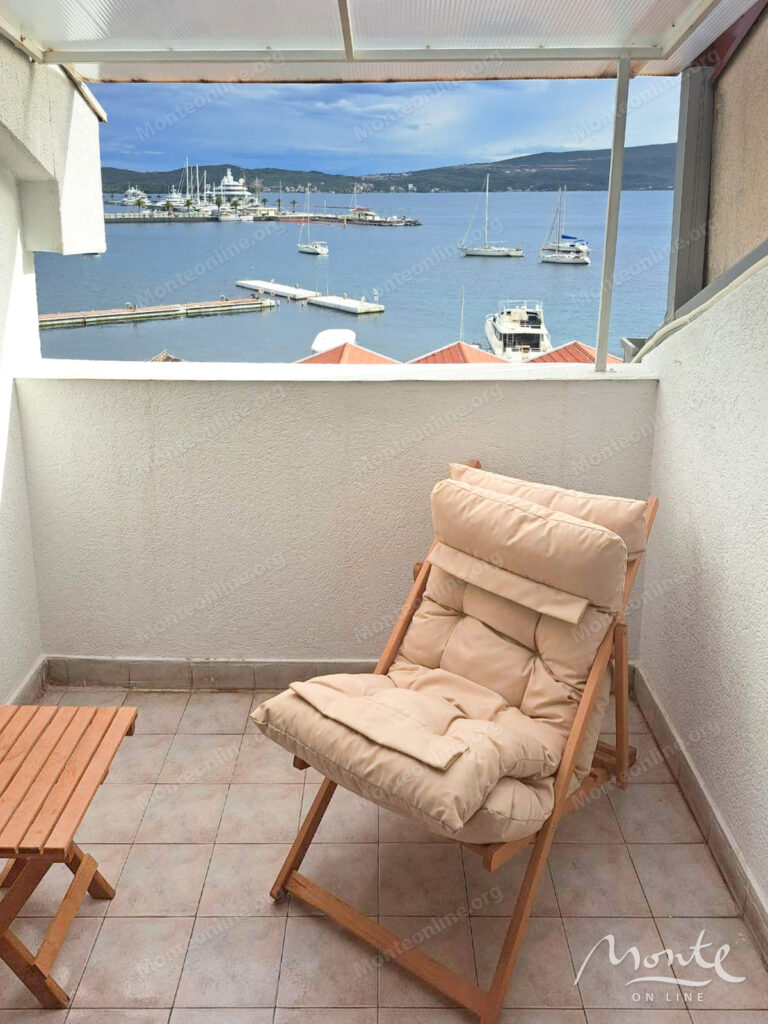 tivat pervaya liniya kvartira s 3 spalnyami i vidom na porto montenegro 02