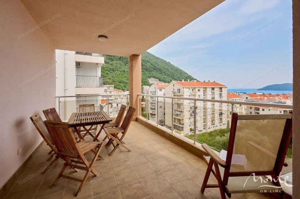 uyutnaya 2 spalnaya kvartira s bolshoj terrasoj i vidom na more v budve 01