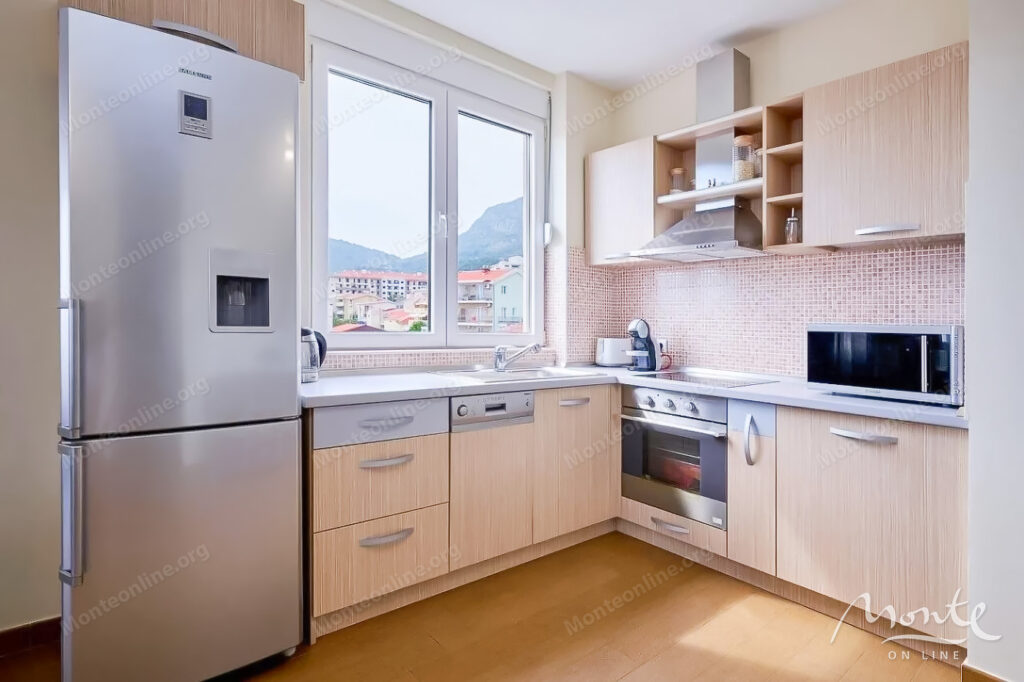 uyutnaya 2 spalnaya kvartira s bolshoj terrasoj i vidom na more v budve 07