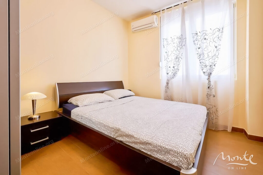 uyutnaya 2 spalnaya kvartira s bolshoj terrasoj i vidom na more v budve 09