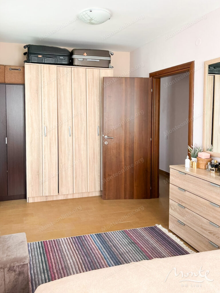 uyutnaya 2 spalnaya kvartira s bolshoj terrasoj v budve 04