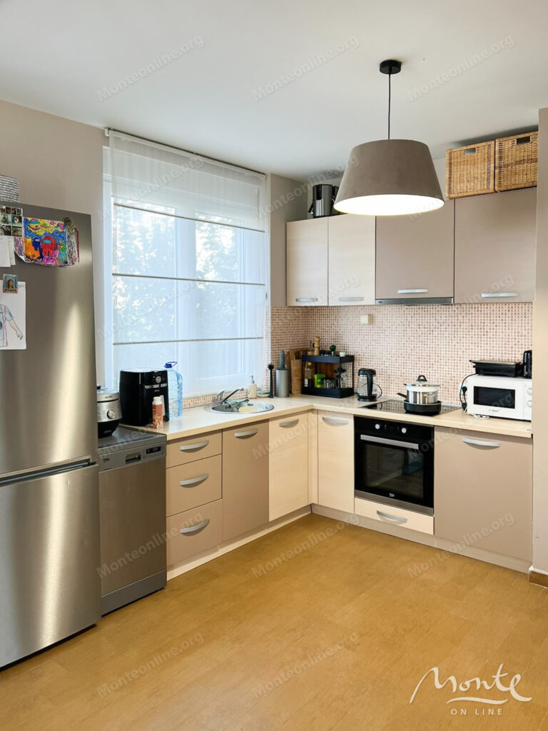 uyutnaya 2 spalnaya kvartira s bolshoj terrasoj v budve 09