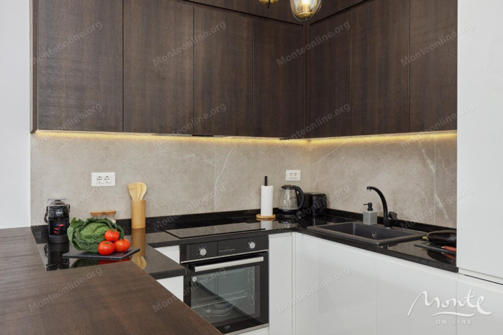 uyutnaya kvartira s bolshoj terrasoj v semejnom rajone dobroty kotor 08