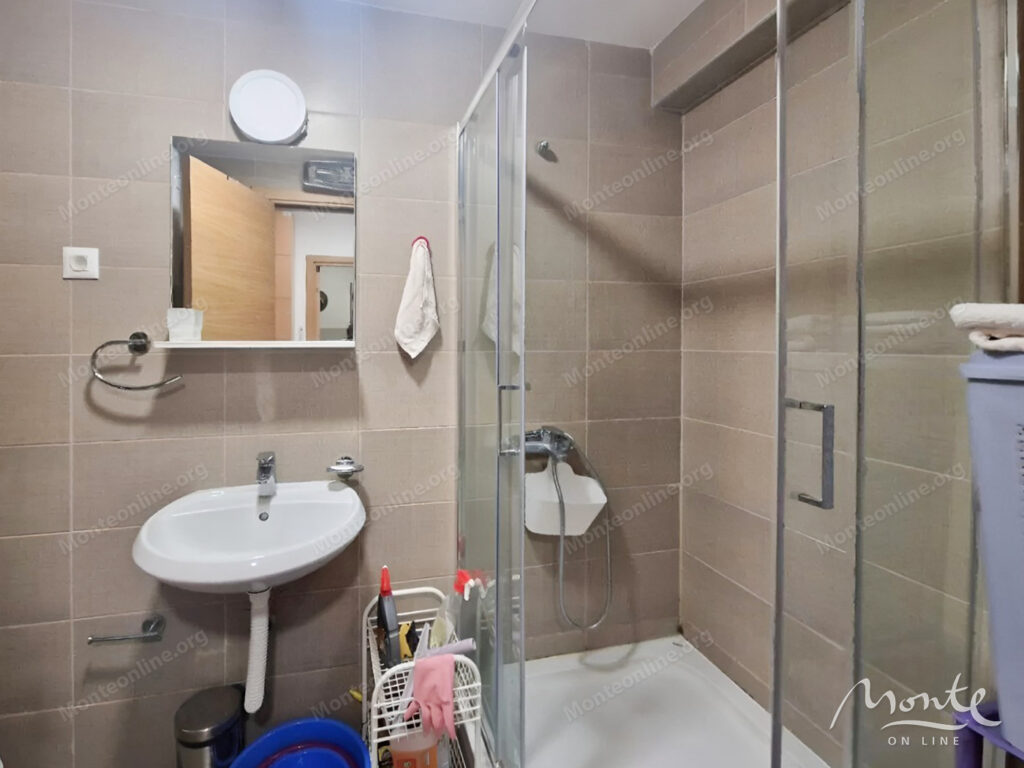 uyutnaya kvartira v novom dome kachestvennoj postrojki v rajone dubovicza budva 08