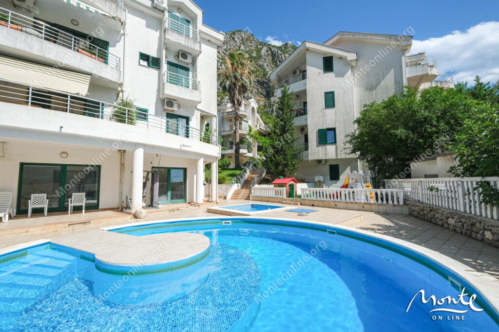 uyutnyj tryohkomnatnyj dupleks s vidom na more risan 01