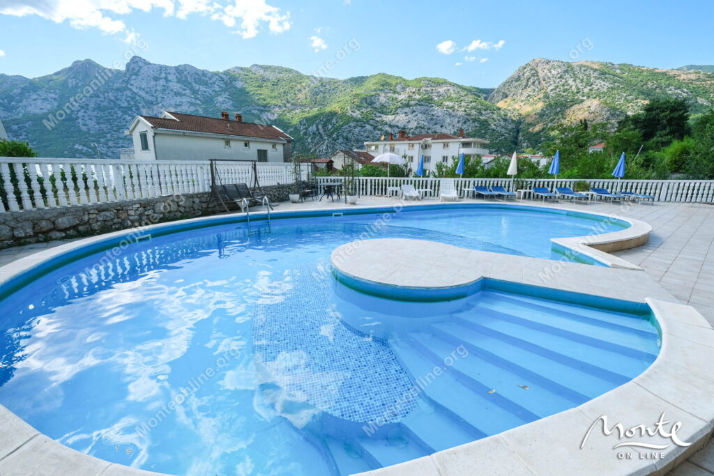 uyutnyj tryohkomnatnyj dupleks s vidom na more risan 02