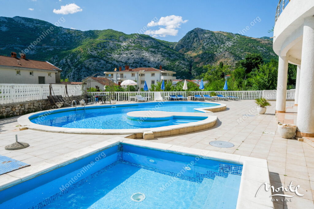 uyutnyj tryohkomnatnyj dupleks s vidom na more risan 03