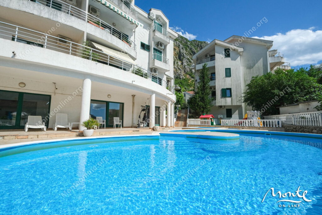 uyutnyj tryohkomnatnyj dupleks s vidom na more risan 04