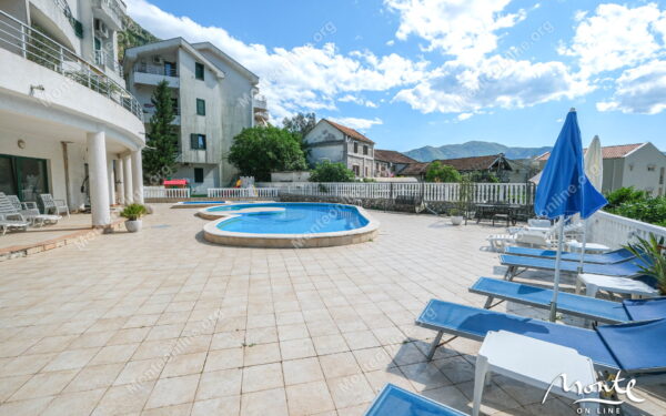 uyutnyj tryohkomnatnyj dupleks s vidom na more risan 05