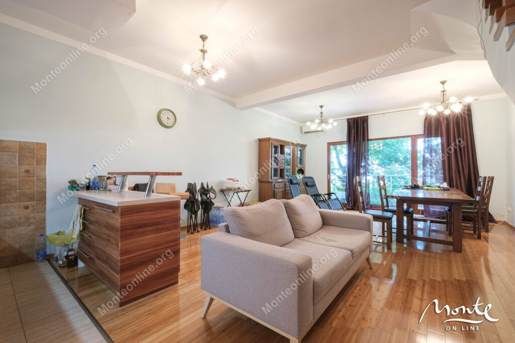 uyutnyj tryohkomnatnyj dupleks s vidom na more risan 06