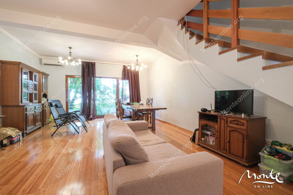 uyutnyj tryohkomnatnyj dupleks s vidom na more risan 07