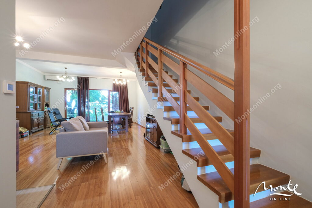 uyutnyj tryohkomnatnyj dupleks s vidom na more risan 08