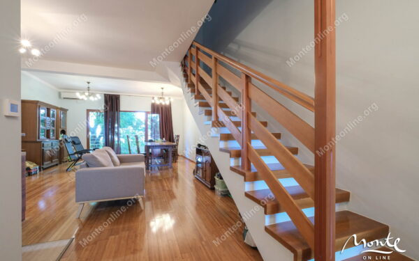 uyutnyj tryohkomnatnyj dupleks s vidom na more risan 08