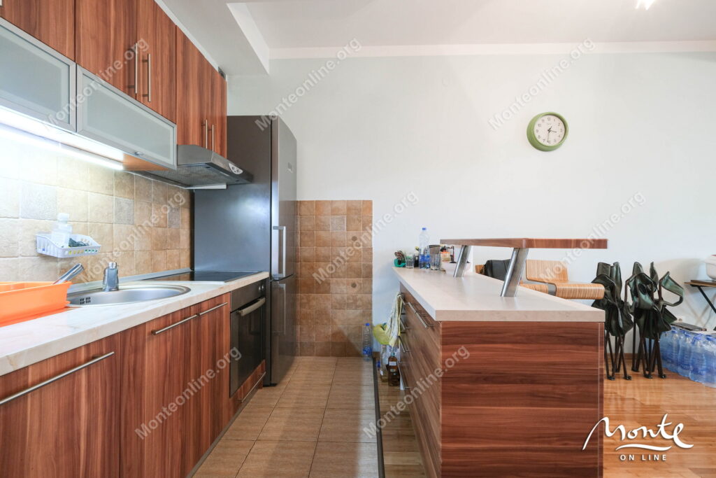 uyutnyj tryohkomnatnyj dupleks s vidom na more risan 10