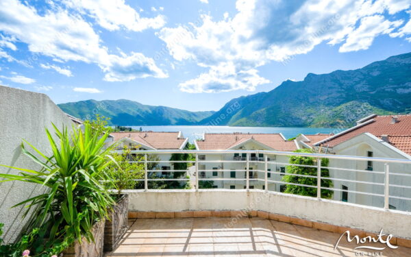 uyutnyj tryohkomnatnyj dupleks s vidom na more risan 19