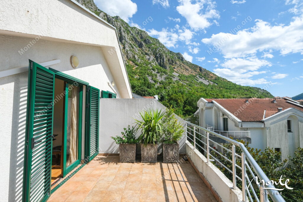 uyutnyj tryohkomnatnyj dupleks s vidom na more risan 20