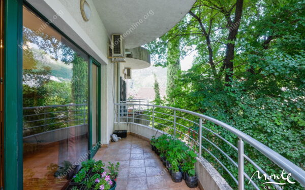 uyutnyj tryohkomnatnyj dupleks s vidom na more risan 23