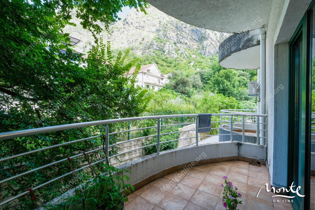 uyutnyj tryohkomnatnyj dupleks s vidom na more risan 24