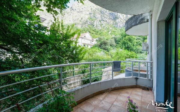 uyutnyj tryohkomnatnyj dupleks s vidom na more risan 24