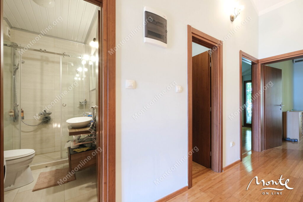 uyutnyj tryohkomnatnyj dupleks s vidom na more risan 28