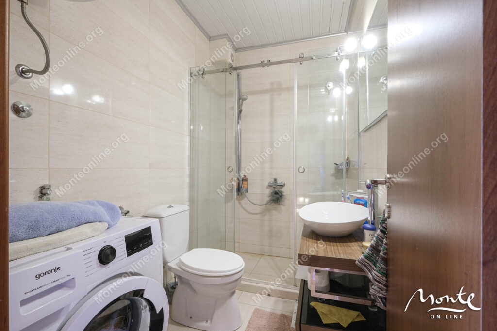 uyutnyj tryohkomnatnyj dupleks s vidom na more risan 29