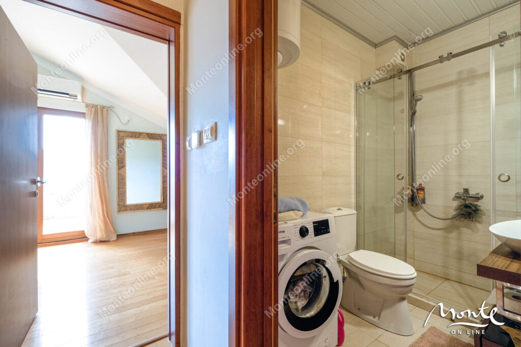 uyutnyj tryohkomnatnyj dupleks s vidom na more risan 30