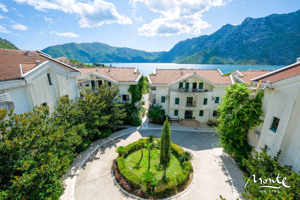 uyutnyj tryohkomnatnyj dupleks s vidom na more risan 32