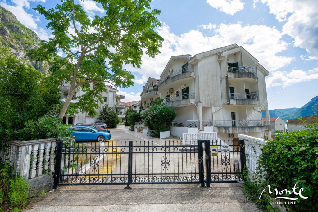 uyutnyj tryohkomnatnyj dupleks s vidom na more risan 37