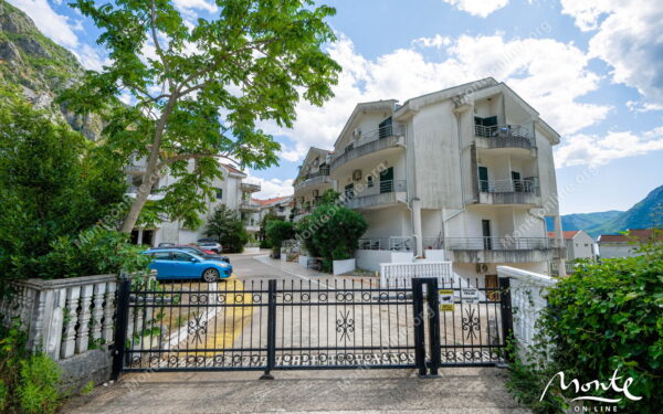 uyutnyj tryohkomnatnyj dupleks s vidom na more risan 37