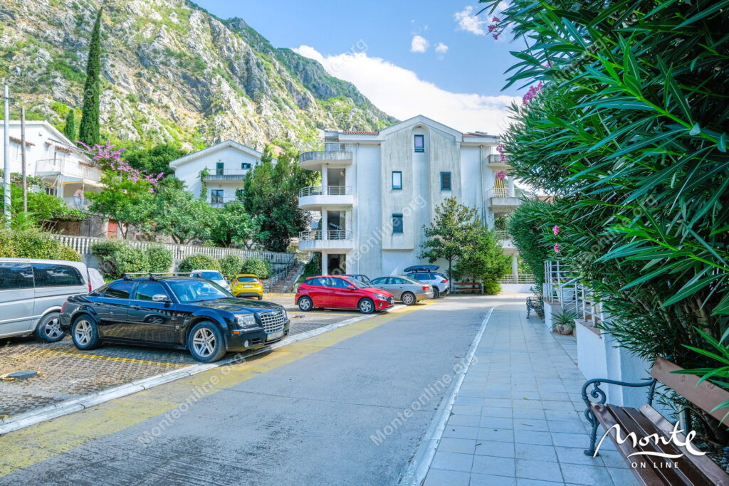 uyutnyj tryohkomnatnyj dupleks s vidom na more risan 40