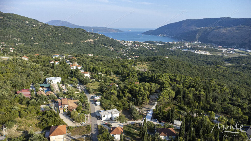 zhivopisnyj zemelnyj uchastok v mojdezh herczeg novi 01