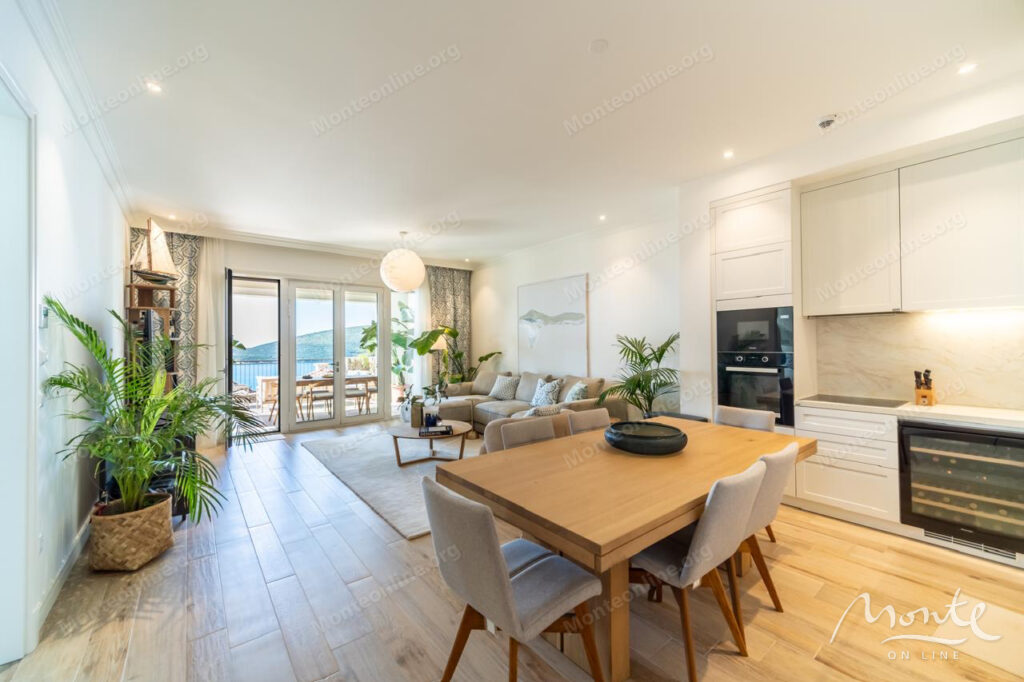 dizajnerskaya 2 spalnaya kvartira s vidom na more v marina village lustica bay 11