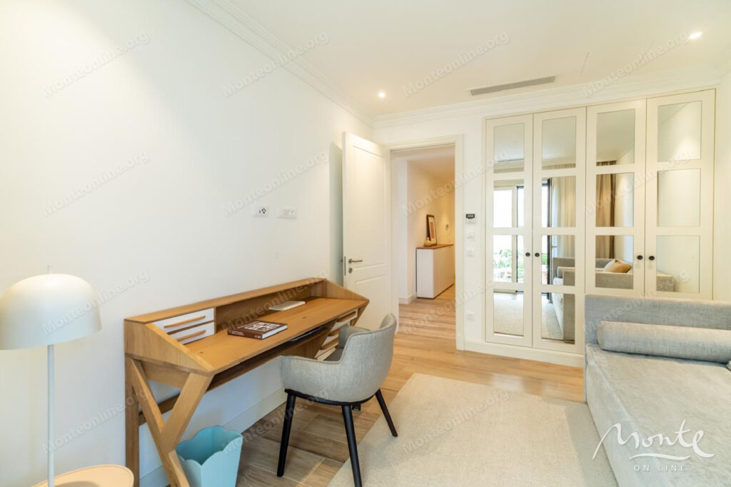 dizajnerskaya 2 spalnaya kvartira s vidom na more v marina village lustica bay 18