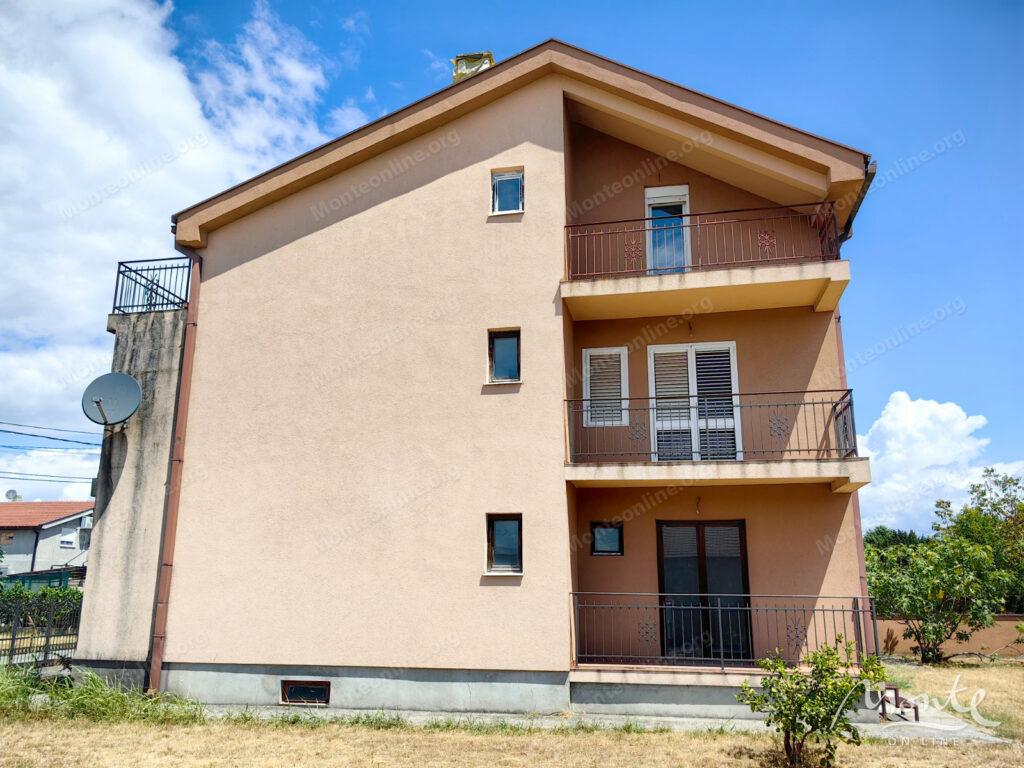 dom s 4 kvartirami i bolshim uchastkom v donya goricza podgoricza 02